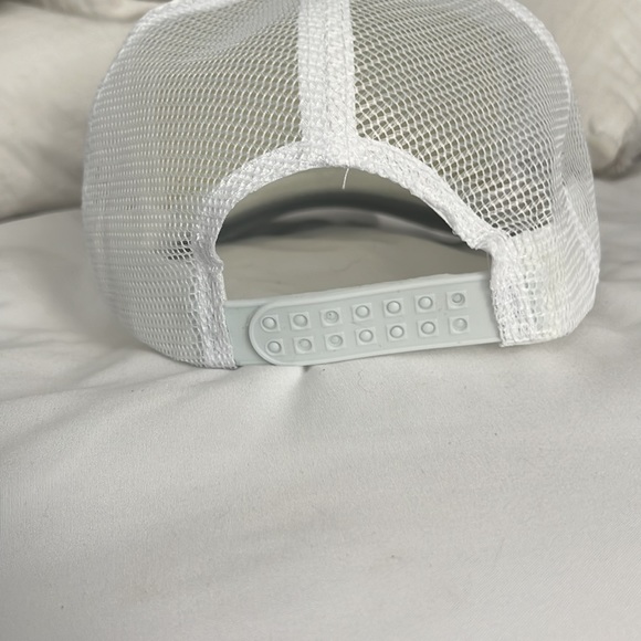 Simple,plain,white hat. - Picture 3 of 5